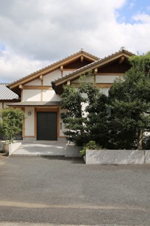 外壁を杉板と漆喰で仕上げた
平屋建て日本建築の家