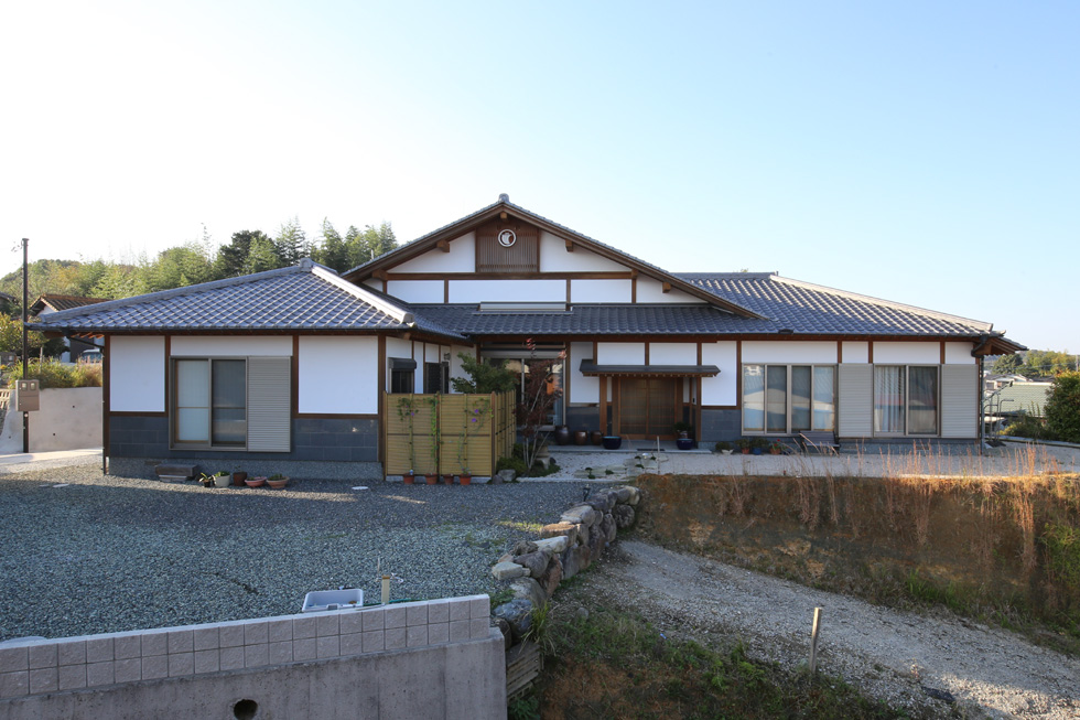 01－無垢の大梁と大柱で組み上げた仕切りのない大空間の家－福岡県飯塚市鯰田_4037-980-653.jpg