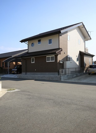 02－ご主人の一番のお気に入りの居間に畳コーナーのある家－福岡県朝倉市堤_1381-310.jpg