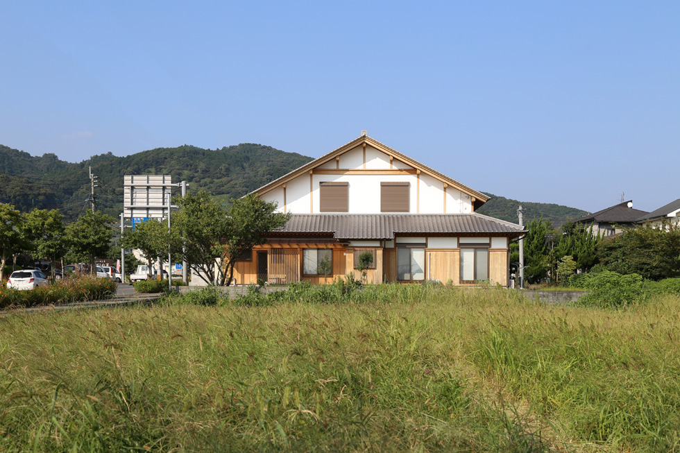 02－外壁を杉の一枚板で仕上げた店舗併設型住宅－福岡県朝倉市柿原_1401.jpg