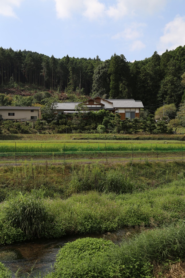 03－デッキからの眺めを楽しむ小高い丘に建つ家－福岡県朝倉市日向石_2006-645.jpg