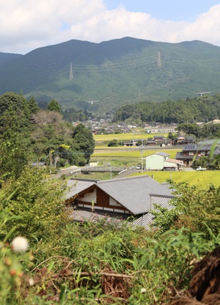 03－デッキからの眺めを楽しむ小高い丘に建つ家－福岡県朝倉市日向石_2032-310.jpg