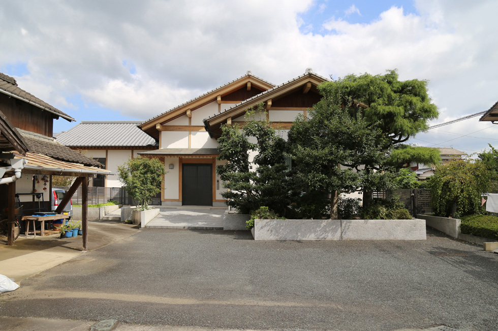 01－外壁を杉板と漆喰で仕上げた平屋建て日本建築の家－福岡県朝倉市柿原_2497-980.jpg