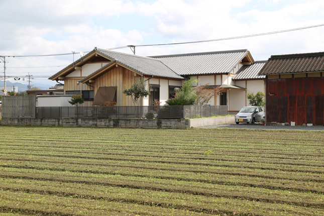 01－外壁を杉板と漆喰で仕上げた平屋建て日本建築の家－福岡県朝倉市柿原_2503-645.jpg