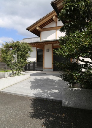 01－外壁を杉板と漆喰で仕上げた平屋建て日本建築の家－福岡県朝倉市柿原_2517-310.jpg