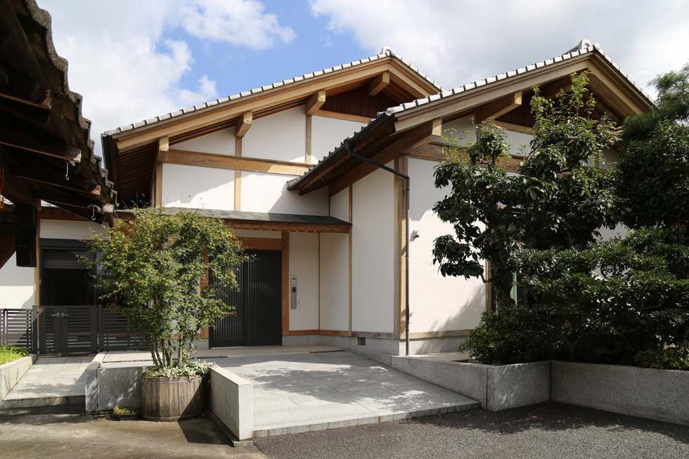 01－外壁を杉板と漆喰で仕上げた平屋建て日本建築の家－福岡県朝倉市柿原_2518-980.jpg