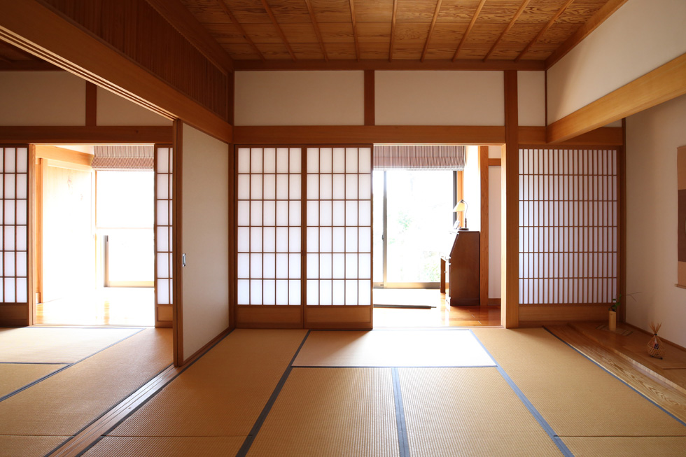 01－外壁を杉板と漆喰で仕上げた平屋建て日本建築の家－福岡県朝倉市柿原_2559-980.jpg